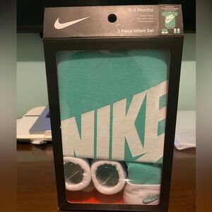 Nike onesie, cap, booties set NWT New in box